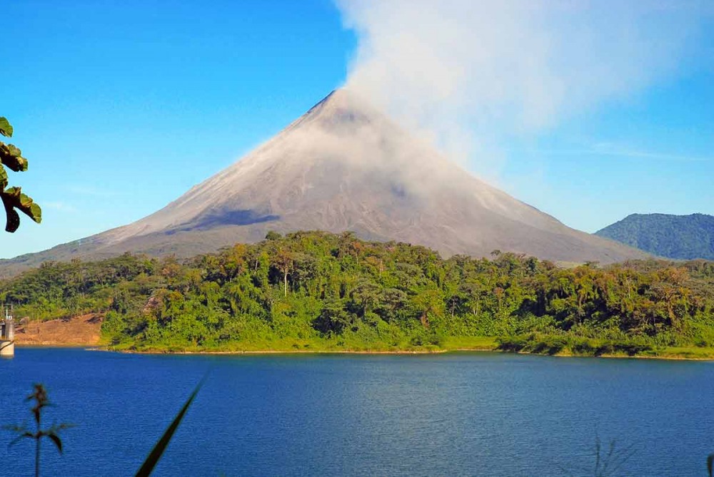 BIG_landmarks-of-costa-rica-arenal-volcano_1660734793258